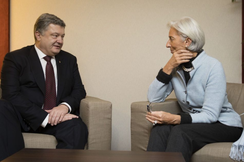 МВФ потребовал у Порошенко бороться с коррупцией МВФ потребовал у Порошенко бороться с коррупцией
