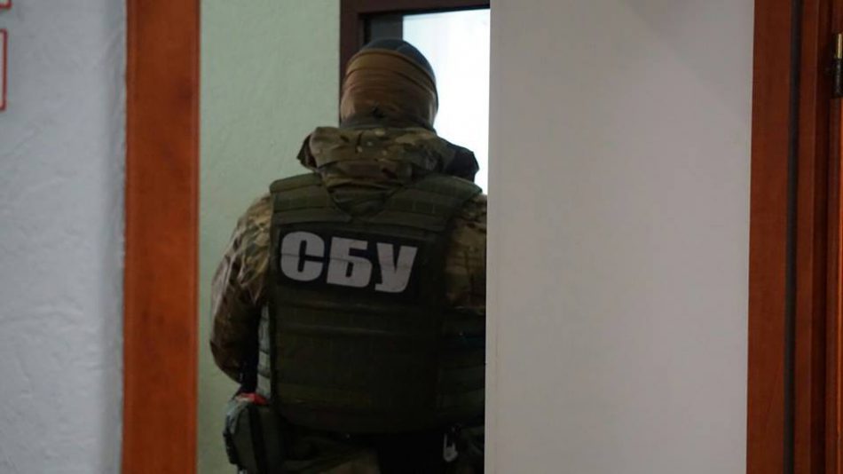Обыски в Forklog: у сотрудников изъяли технику, «наличку» и бутылку рома Обыски в Forklog: у сотрудников изъяли технику, «наличку» и бутылку рома